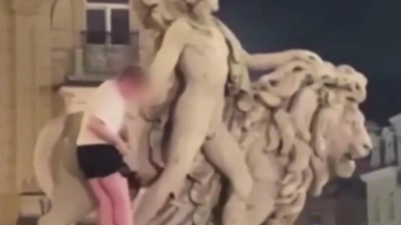 Turista bêbado quebrou estátua em Bruxelas